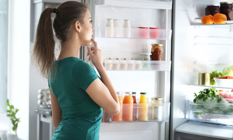 El frigorífico no debe colocarse cerca de electrodomésticos calientes